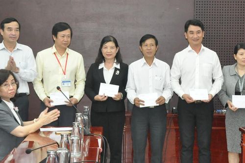 Khen thưởng 13 tập thể và cá nhân có thành tích xuất sắc trong công tác chống dịch Covid-19