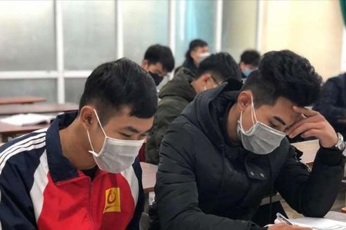 Nhiều trường đại học tiếp tục cho sinh viên nghỉ học