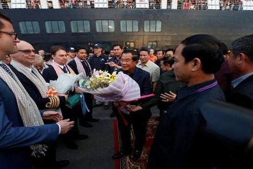 Thủ tướng Campuchia đích thân ra đón du thuyền bị nhiều nước từ chối