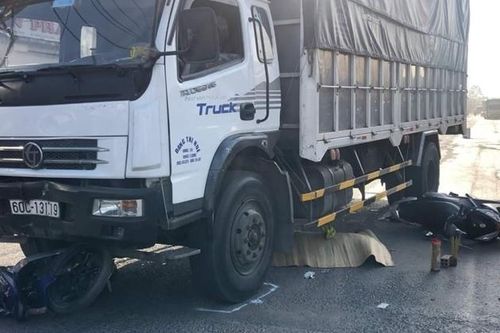 Xe tải tông liên hoàn 3 xe máy trên QL 51, 3 người thương vong