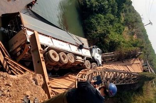 'Cưỡi' trên cầu tạm, cả cầu và xe đổ xuống suối