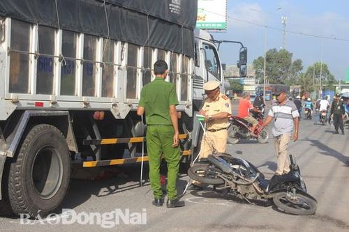Xe tải va chạm 3 xe máy đang dừng đèn đỏ, 1 người tử vong