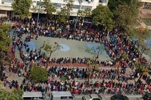 Gần 1,5 triệu người Hong Kong 'xếp lốt' chờ mua khẩu trang