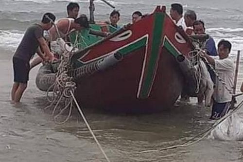 Phát hiện chiếc thuyền chìm cùng thi thể người đàn ông trôi dạt vào bờ biển