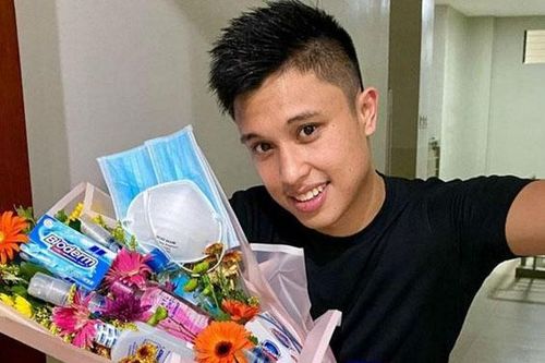 Bó hoa valentine 'kỳ lạ' làm từ khẩu trang, nước rửa tay trong mùa dịch Covid-19