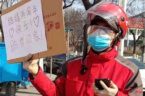 Shipper gửi lời nhắn bằng bìa carton cho vợ đang chống dịch corona