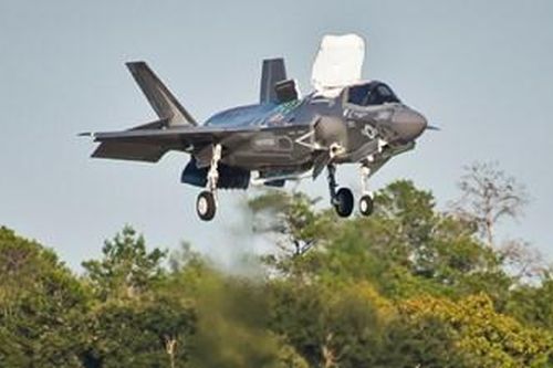 Máy bay chiến đấu F-35B trình diễn 'đứng yên trên không' ở Singapore Airshow