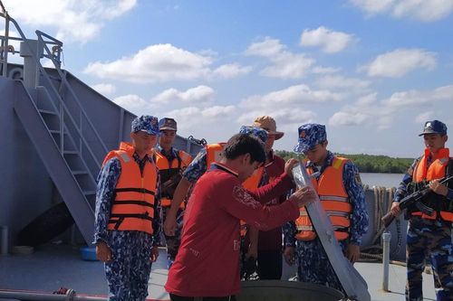 Cảnh sát biển bắt giữ tàu chở 100.000 lít dầu không rõ nguồn gốc