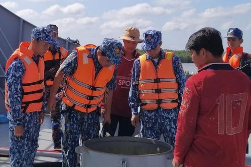 Cảnh sát biển 4 bắt giữ 100.000 lít dầu không rõ nguồn gốc