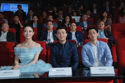 Lương Thùy Linh vai trần quyến rũ bên Quốc Trường