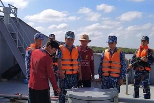 Bắt giữ tàu chở 100.000 lít dầu không rõ nguồn gốc