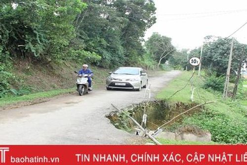 Sạt lở nghiêm trọng, hiểm nguy rình rập trên huyện lộ 8!