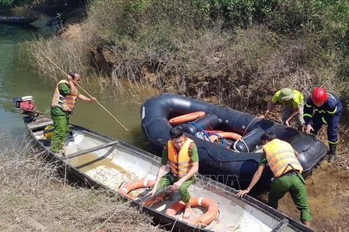 Tìm thấy thi thể hai nạn nhân trong vụ lật thuyền ở huyện Nam Đông