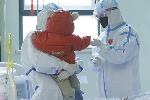 Bé 9 tháng tuổi nhiễm virus corona được chữa khỏi