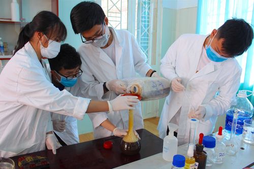 Học sinh Trường THPT chuyên Hùng Vương pha chế dung dịch phòng-chống Covid-19
