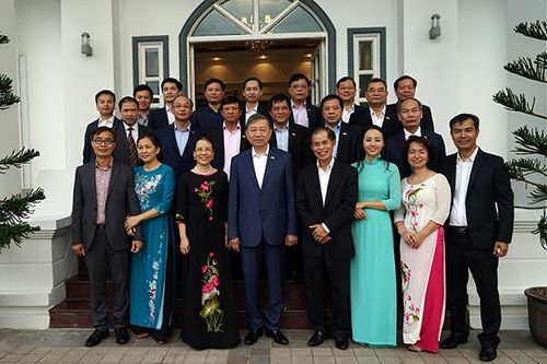 Bộ trưởng Tô Lâm thăm và nói chuyện với cán bộ, nhân viên Đại sứ quán Việt Nam tại Brunei