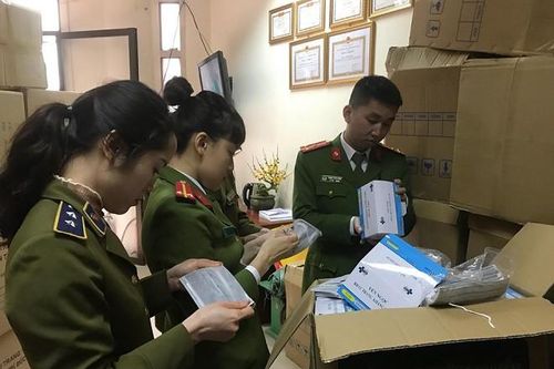 Phát hiện liên tiếp 2 vụ gom khẩu trang y tế rồi 'sang tay' giá cao gấp 5 lần