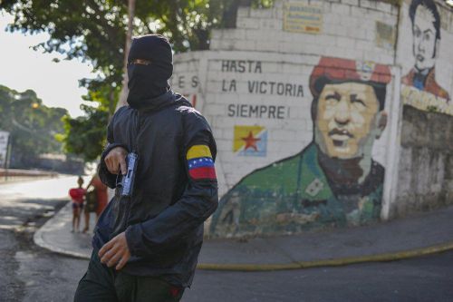 Venezuela tập trận quân sự, triển khai bệ phóng tên lửa trên đường