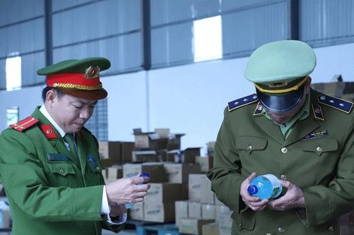 Doanh nghiệp vận tải sản xuất lậu nước rửa tay khô