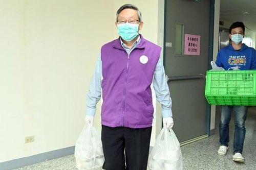 Thầy mang cơm cho sinh viên bị cách ly: 'Mấy đứa thích món gì cứ nói'