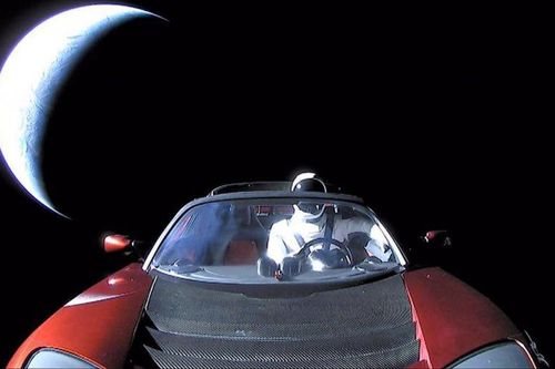 Chiếc xe Tesla đã bay hơn 1,6 tỷ km trong không gian