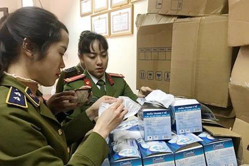 Hà Nội: Phát hiện 2 vụ gom hơn 77.000 khẩu trang y tế để bán kiếm lời