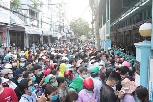 TP Hồ Chí Minh: 'Biển người' xếp hàng mua khẩu trang tại chợ sỉ lớn nhất TP