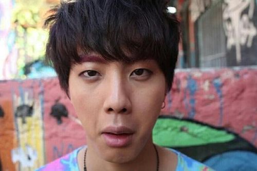 Cười bể bụng với lý do Jin BTS luôn thành công với những trò đùa tưng tửng
