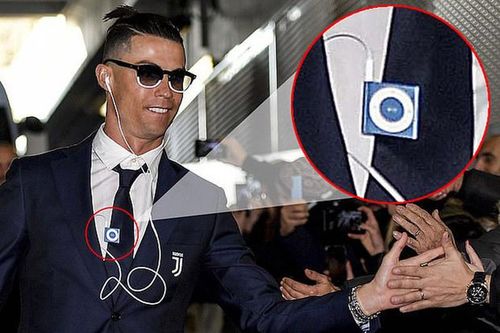 Ngỡ ngàng với món đồ công nghệ 'cổ lỗ sĩ' của Cristiano Ronaldo