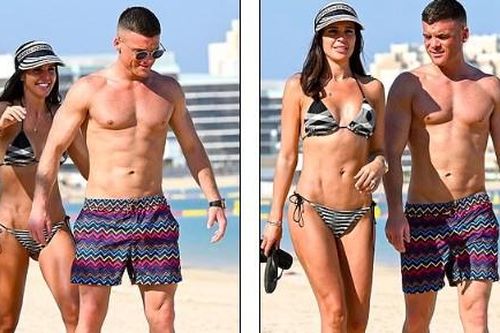 Cựu hoa hậu Anh mặc bikini nóng bỏng, tình tứ bên chồng ở biển