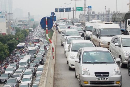 Hà Nội: Rào chắn 1/2 lòng đường trên cao Vành đai 3 để sửa chữa