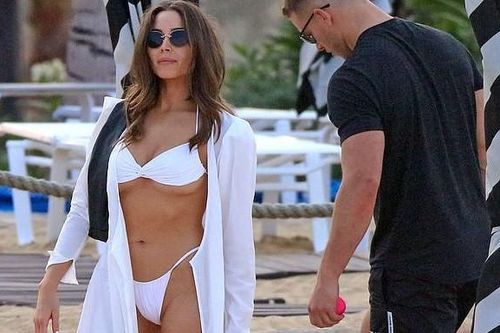 'Hoa hậu sát cầu thủ' mặc áo tắm cũng hở bạo siêu sexy
