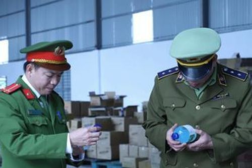 Phát hiện doanh nghiệp sản xuất nước rửa tay khô không có công bố tiêu chuẩn chất lượng