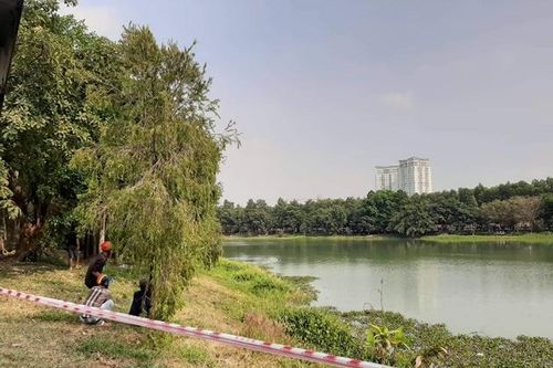 Ăn nhậu bên bờ hồ rồi nhảy xuống, 2 người mất tích