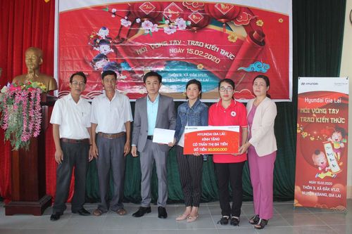 Hỗ trợ 30 triệu đồng cho cô giáo ở Kbang bị tai nạn mất cánh tay