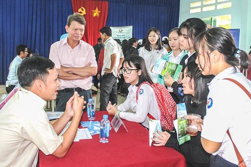 Tập trung tạo việc làm cho người dân
