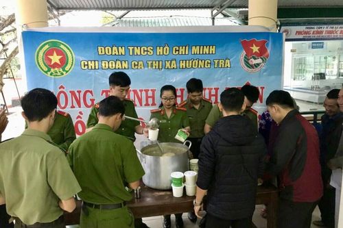 'Nồi cháo yêu thương', tặng đồ dùng sát khuẩn phòng bệnh