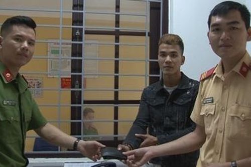 Thượng sỹ CSGT nhặt được tài sản trả cho người đánh rơi