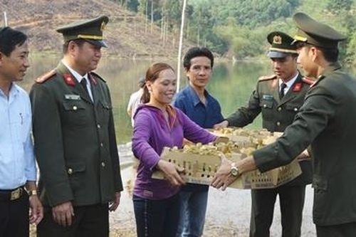 Công an Quảng Bình tặng hàng ngàn con vịt giống cho các gia đình khó khăn