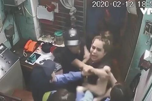 Đôi nam nữ vi phạm còn hành hung phóng viên VTV
