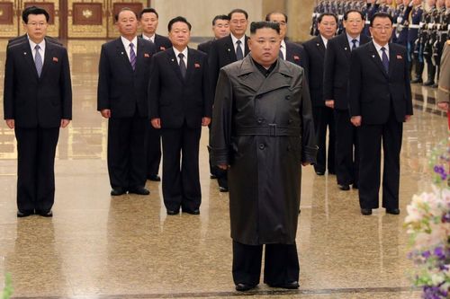 Nhà lãnh đạo Triều Tiên Kim Jong-un xuất hiện lần đầu trong khi thế giới chống Covid-19
