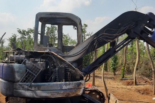 Truy tìm kẻ đốt trụi máy xúc của dân gây thiệt hại gần nửa tỷ đồng ở Đắk Lắk