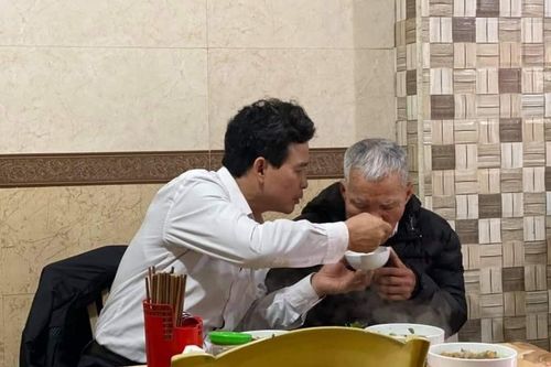 Cảm động hình ảnh con trai ân cần bón cho cha già từng thìa bún