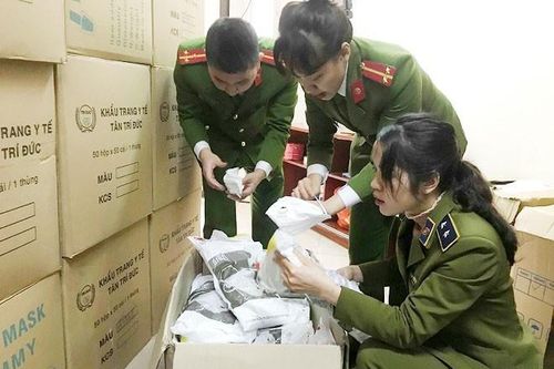 Công an quận Đống Đa liên tiếp phát hiện, xử lý 2 vụ gom khẩu trang nhập lậu bán kiếm lời