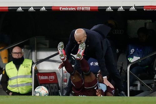 Zidane bị cầu thủ Celta Vigo làm ngã ở đường biên
