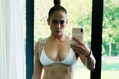 Vóc dáng gợi cảm của Jennifer Lopez ở tuổi 50