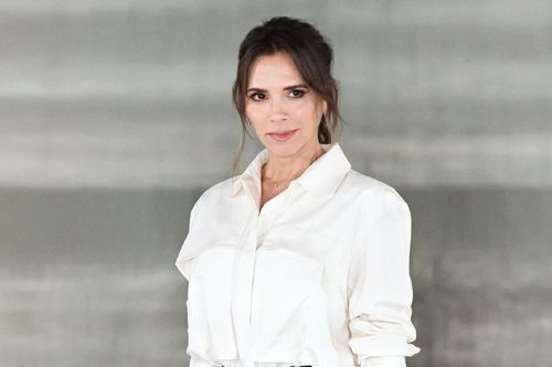 Victoria Beckham lần đầu phá vỡ quy tắc thời trang suốt 12 năm