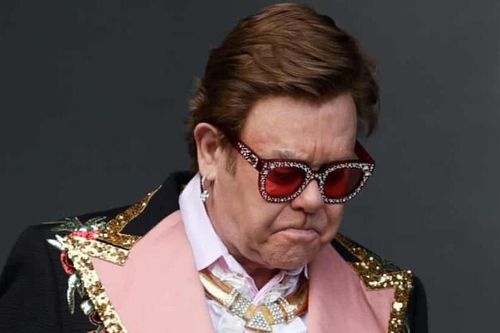 Elton John nghẹn ngào khi bỏ dở show vì bệnh viêm phổi