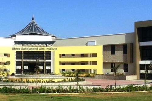 Học viện bị lên án vì lột đồ của 68 nữ sinh viên