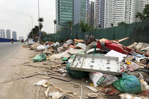 Hà Nội: Đường Nguyễn Văn Huyên kéo dài ngập trong rác
